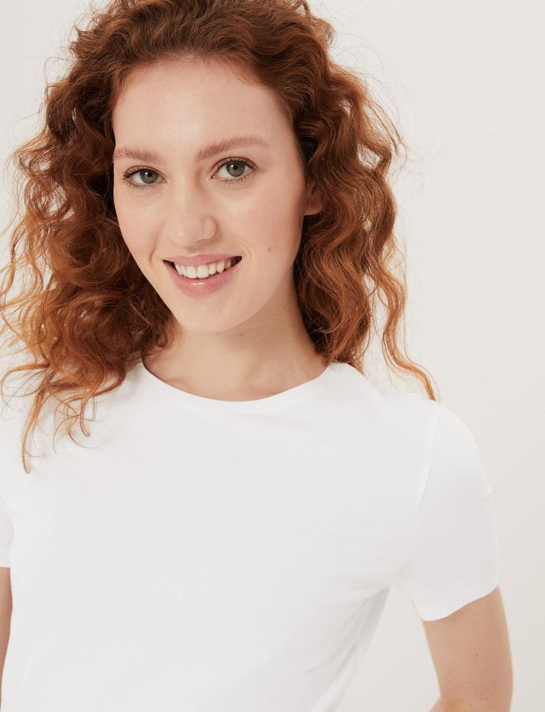 Kadın Beyaz Fitted Fit Yuvarlak Yaka T-Shirt